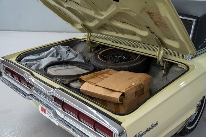 1966 Ford Thunderbird 28