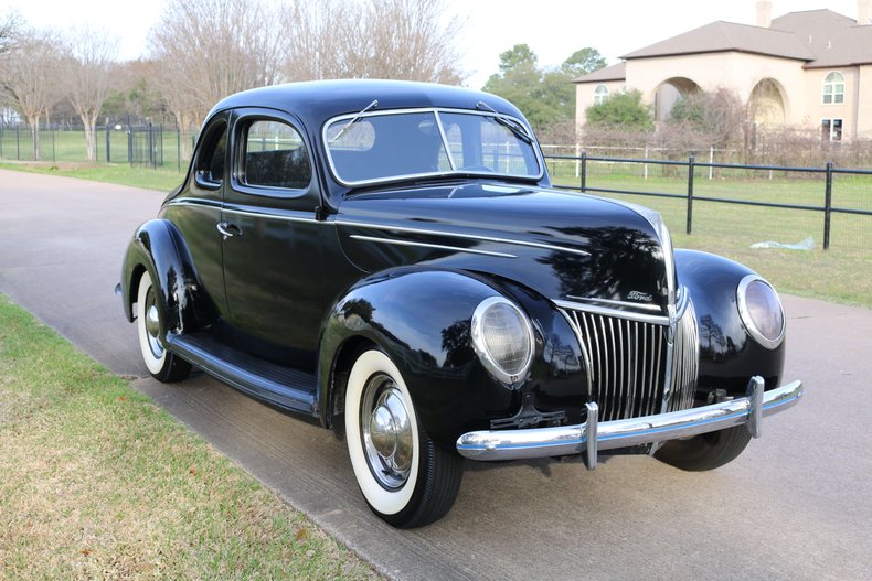 1939 Ford Deluxe V-8