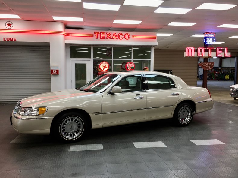 For Sale 2002 Lincoln Town Car