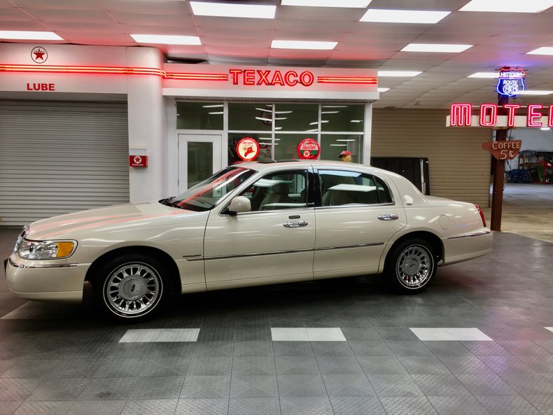 For Sale 2002 Lincoln Town Car