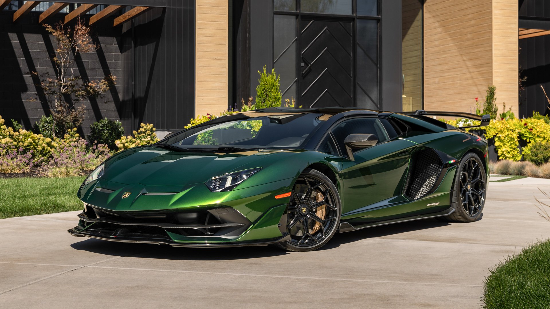 2021 Lamborghini Aventador SVJ...