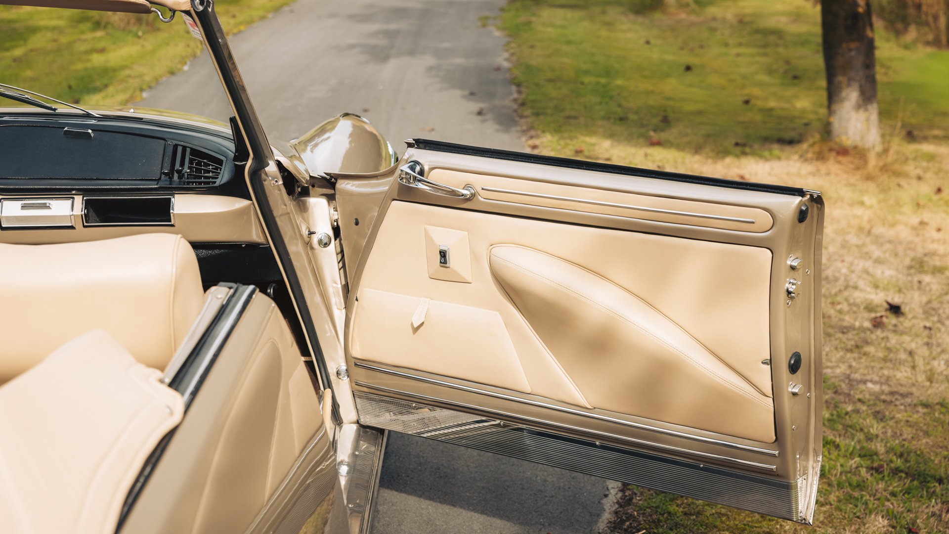 Broad Arrow Auctions | 1966 Citroën DS 21 Cabriolet Palm Beach by Chapron