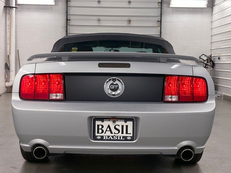 2005 Ford Mustang 13