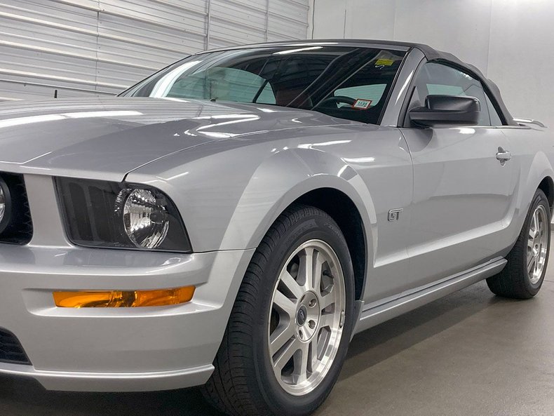 2005 Ford Mustang 19