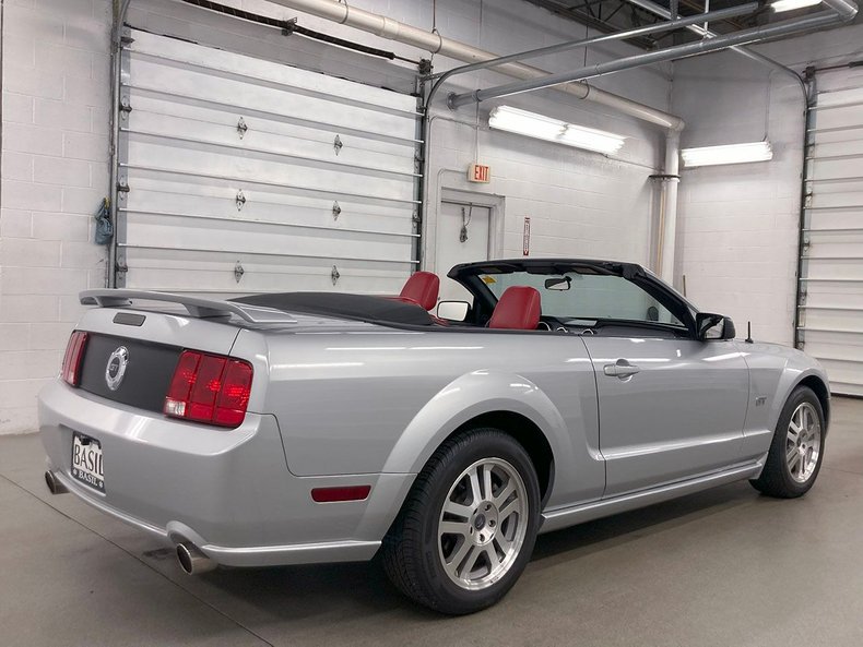 2005 Ford Mustang 33