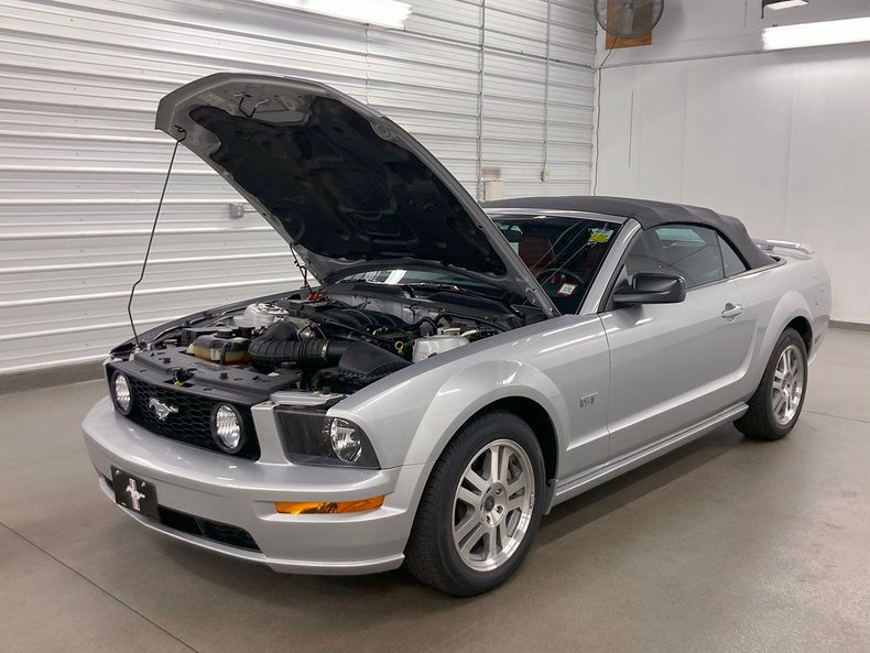 2005 Ford Mustang 30