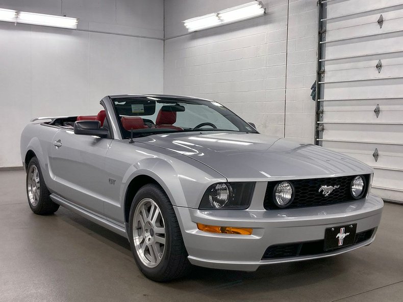2005 Ford Mustang 32
