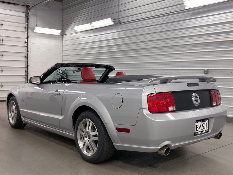 2005 Ford Mustang 34