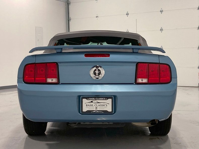 2005 Ford Mustang V6 16