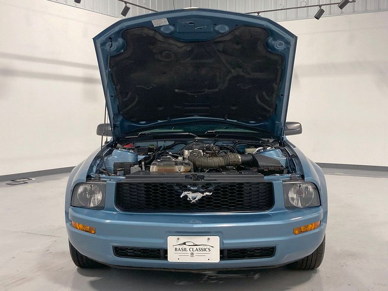 2005 Ford Mustang V6 38