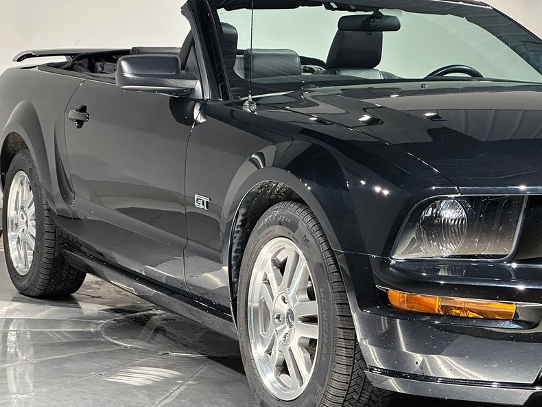 2005 Ford Mustang 36