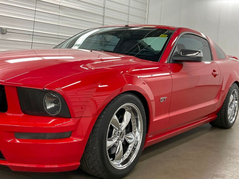 2005 Ford Mustang 16
