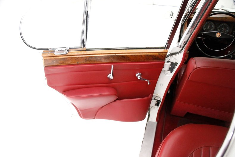 1962 Jaguar MK II 36