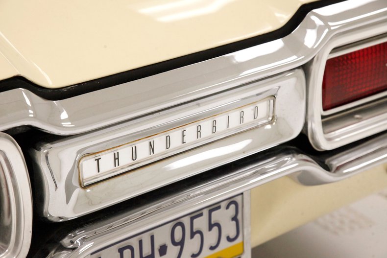 1964 Ford Thunderbird 27