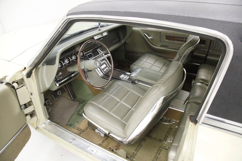 1966 Ford Thunderbird 29