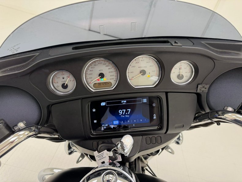 2020 Harley Davidson FLHX 32