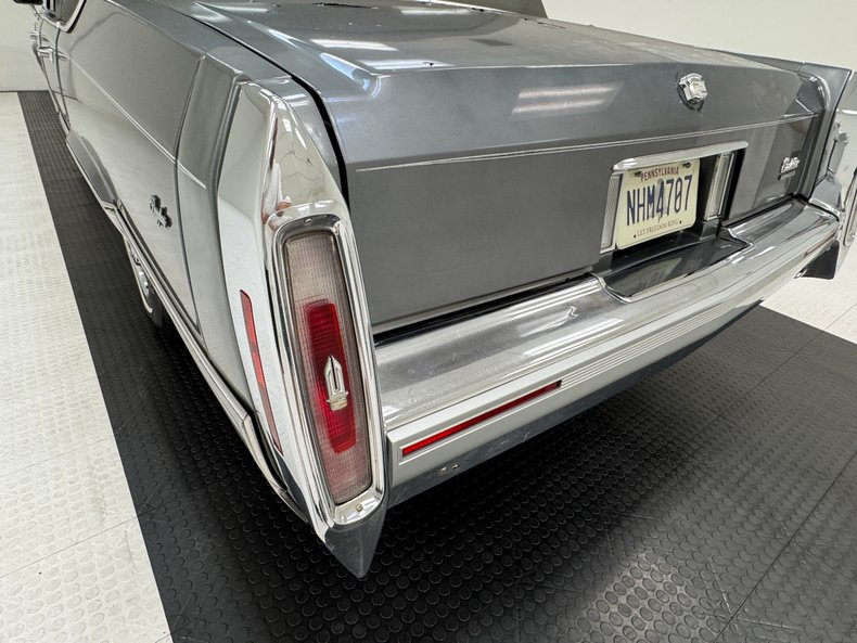 1991 Cadillac Brougham 19