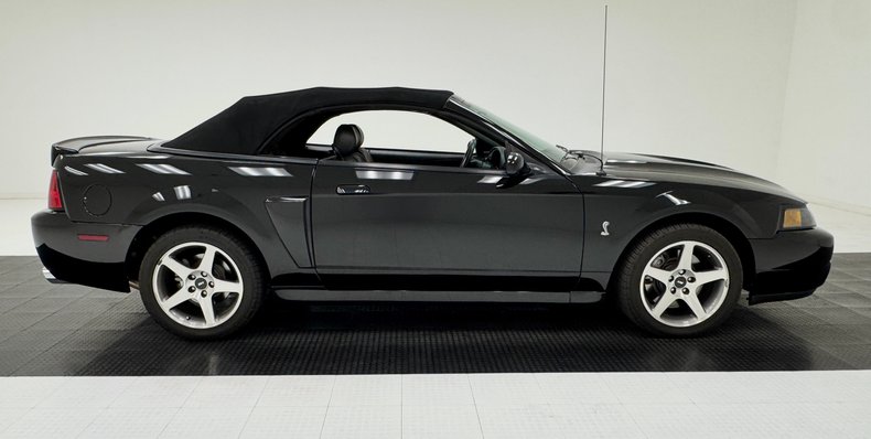 2004 Ford Mustang 9