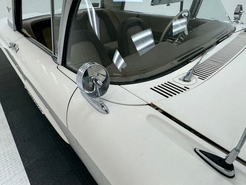 1960 Ford Thunderbird 33