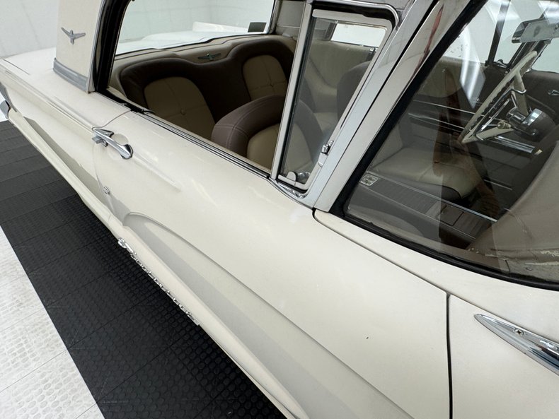 1960 Ford Thunderbird 35