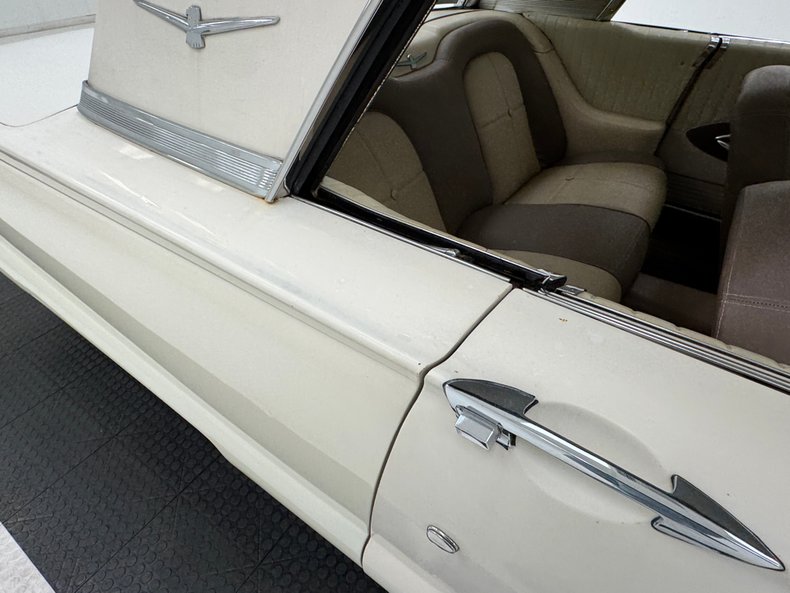 1960 Ford Thunderbird 37