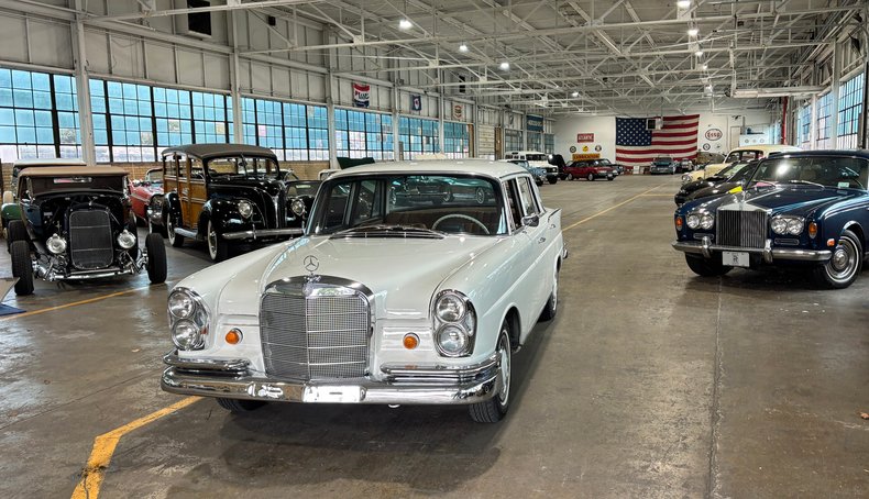 1966 Mercedes-Benz 230 S 16