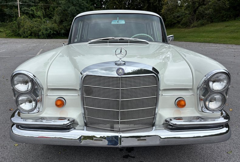1966 Mercedes-Benz 230 S 24