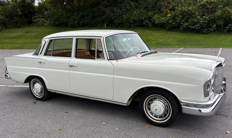 1966 Mercedes-Benz 230 S 32