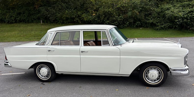 1966 Mercedes-Benz 230 S 34