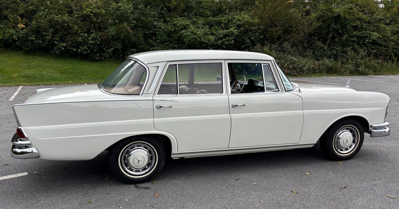 1966 Mercedes-Benz 230 S 36