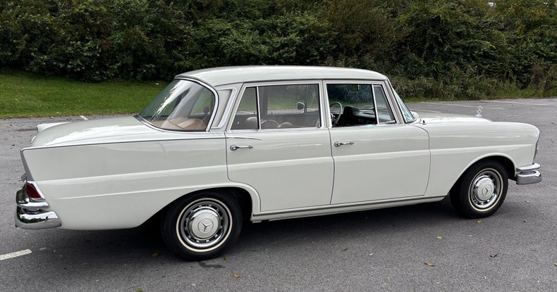 1966 Mercedes-Benz 230 S 37