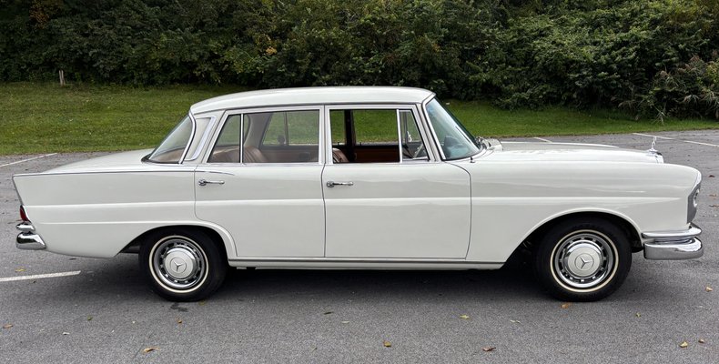 1966 Mercedes-Benz 230 S 35