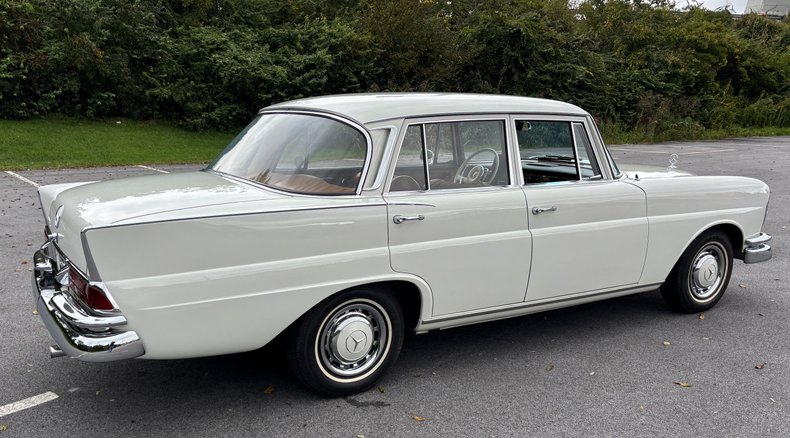 1966 Mercedes-Benz 230 S 38