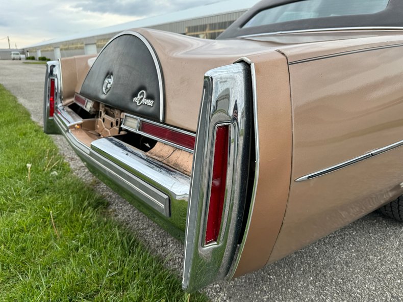 1975 Cadillac Fleetwood 26