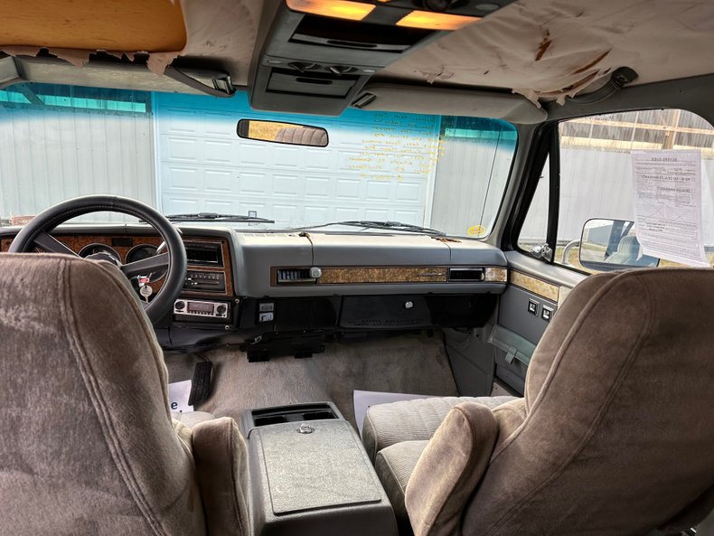 1989 Chevrolet Suburban 31