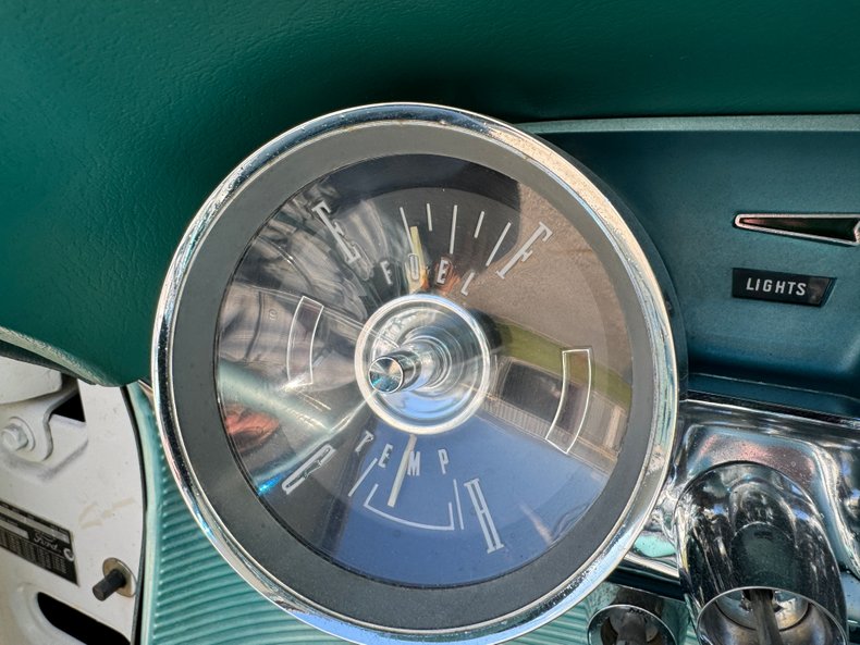 1962 Ford Thunderbird 38