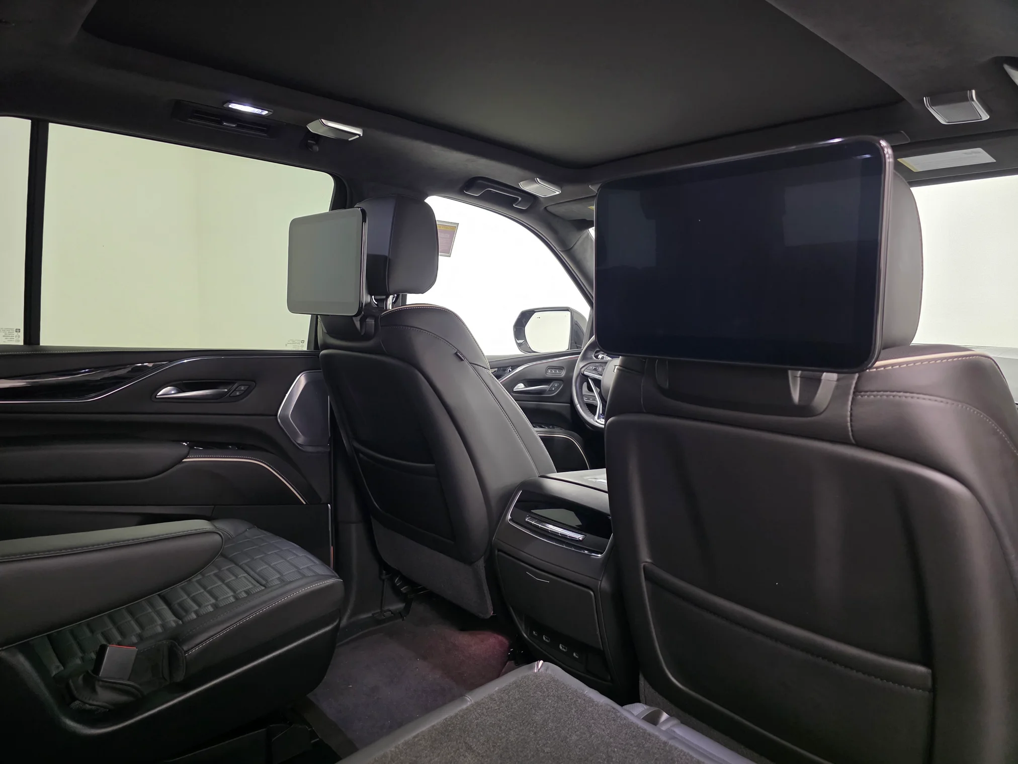 2024 Cadillac Escalade V-Series - Photo 17