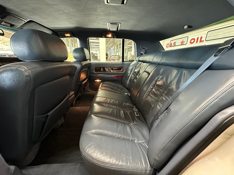 1995 Cadillac Fleetwood 29