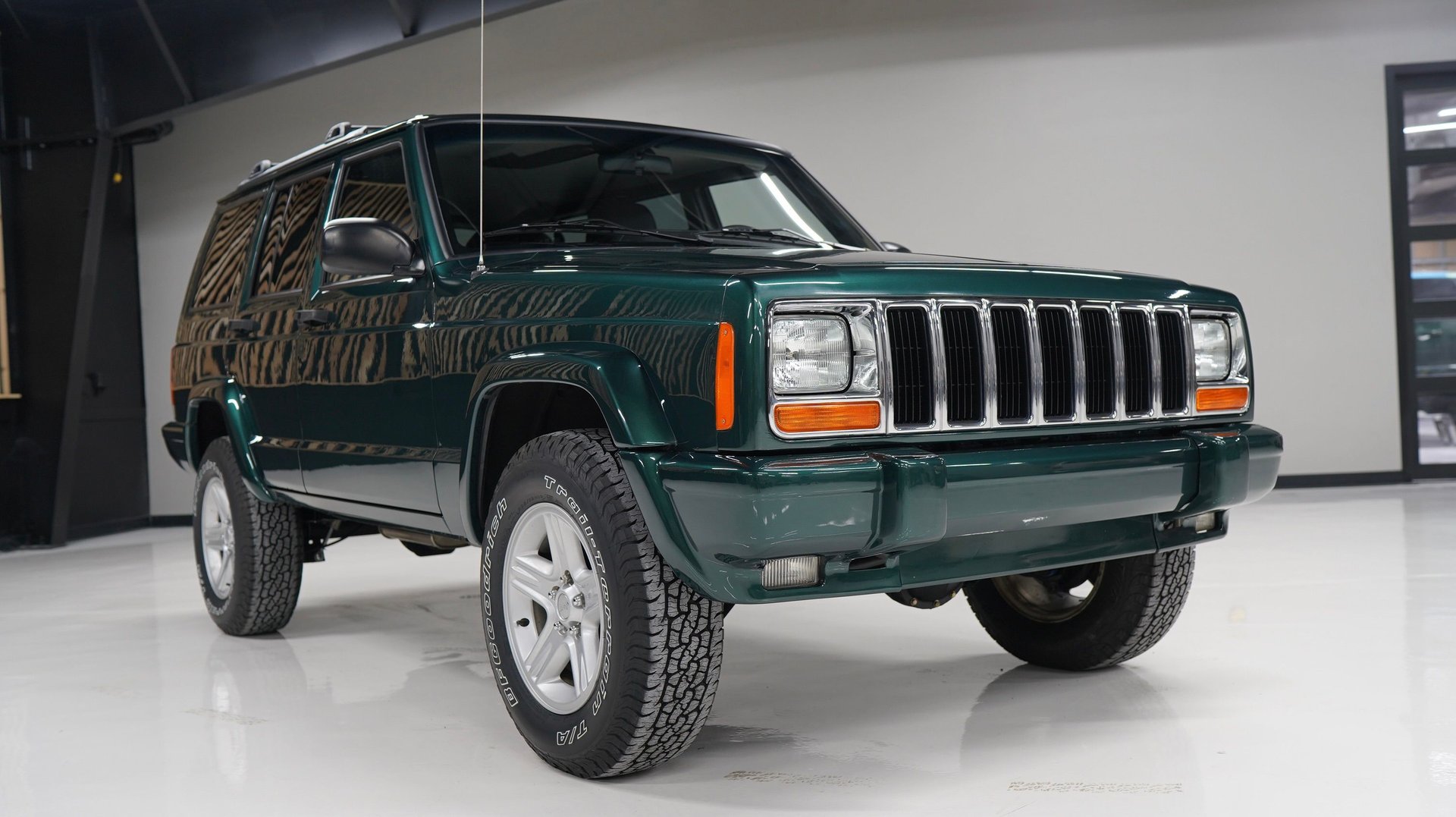 635030 | 2000 Jeep Cherokee 4dr Limited 4WD | Davis Autosports