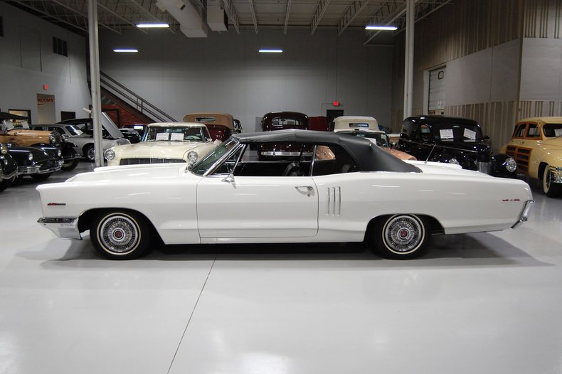 1966 Pontiac 2+2 Convertible 36