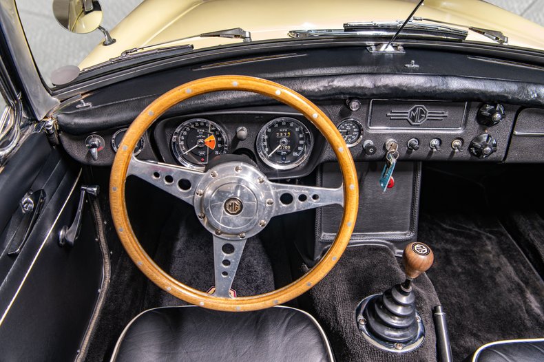 1967 MG MGB Convertible 20