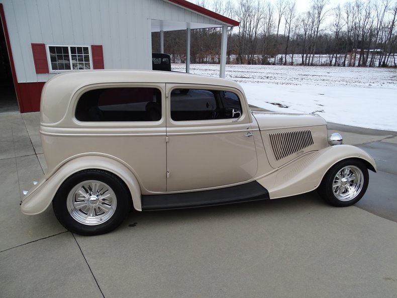 1933 ford 2 door