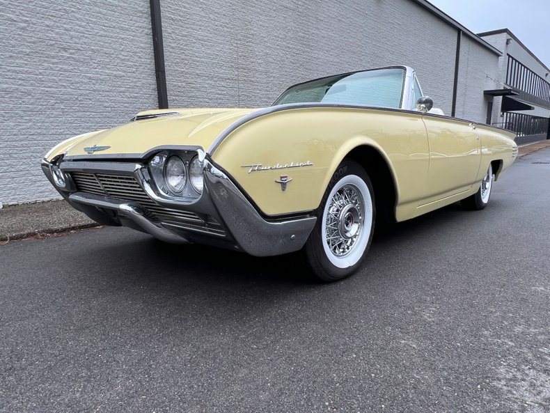 1961 Ford Thunderbird 