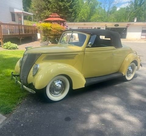 1937 Ford Deluxe Roadster