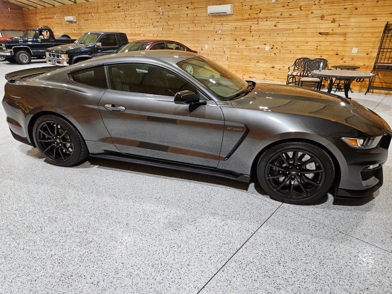 2016 Ford Mustang 1
