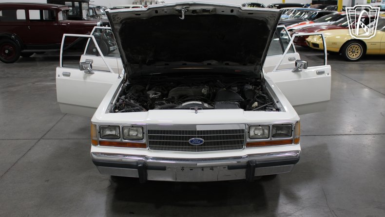 1988 Ford Crown Victoria 26