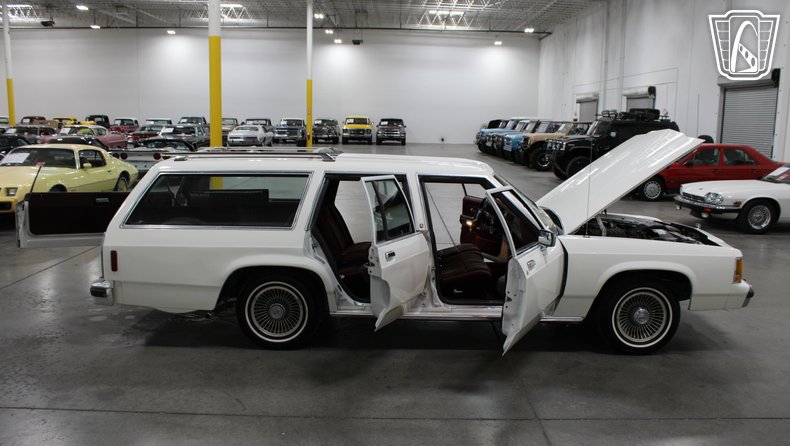 1988 Ford Crown Victoria 32