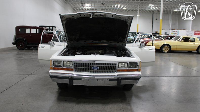 1988 Ford Crown Victoria 34
