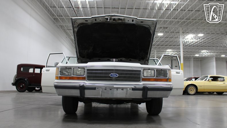1988 Ford Crown Victoria 42