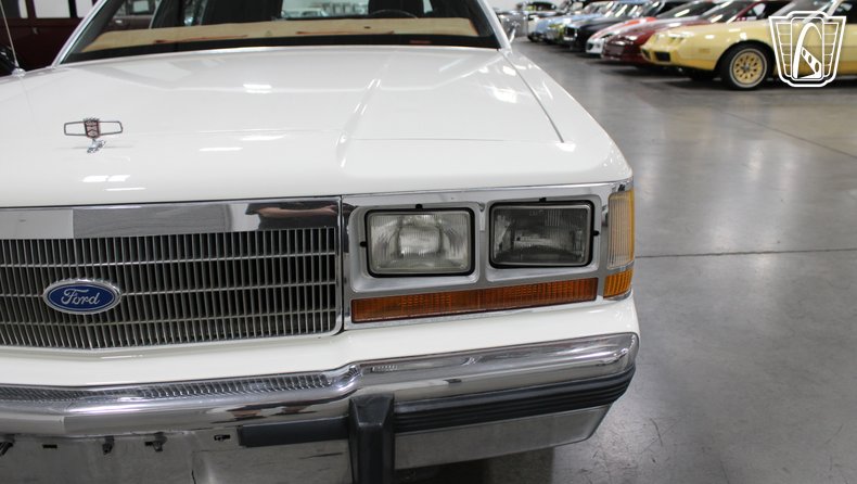 1988 Ford Crown Victoria 64